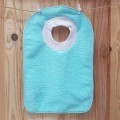 Babero para bebé cuello canalé liso plástificado