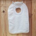 Babero para bebé cuello canalé liso plástificado