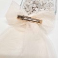 Siena - Clip lazada tul con flor y gipsophila